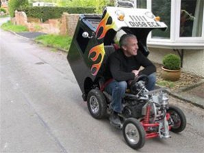 Англичанин построил из стеклопластика самый крошечный автомобиль в мире