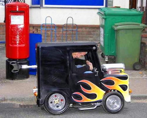 Англичанин построил из стеклопластика самый крошечный автомобиль в мире