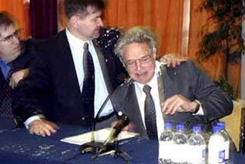 Чем кидают в известных людей