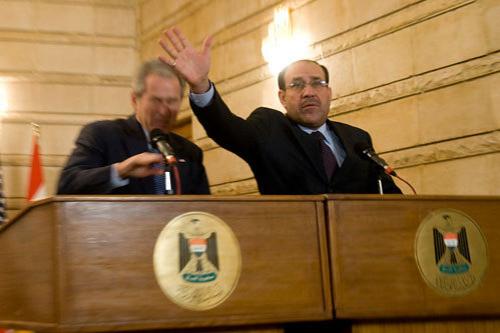 Чем кидают в известных людей