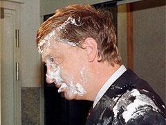 Чем кидают в известных людей