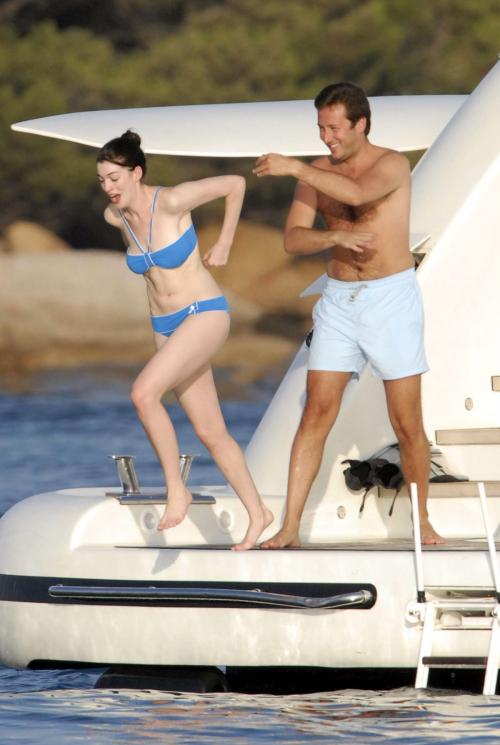 Актриса Энн Хэтэуэй устроила бойфренду «прощальную гастроль» на глазах у папарацци