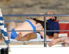 Актриса Энн Хэтэуэй устроила бойфренду «прощальную гастроль» на глазах у папарацци