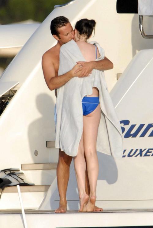 Актриса Энн Хэтэуэй устроила бойфренду «прощальную гастроль» на глазах у папарацци