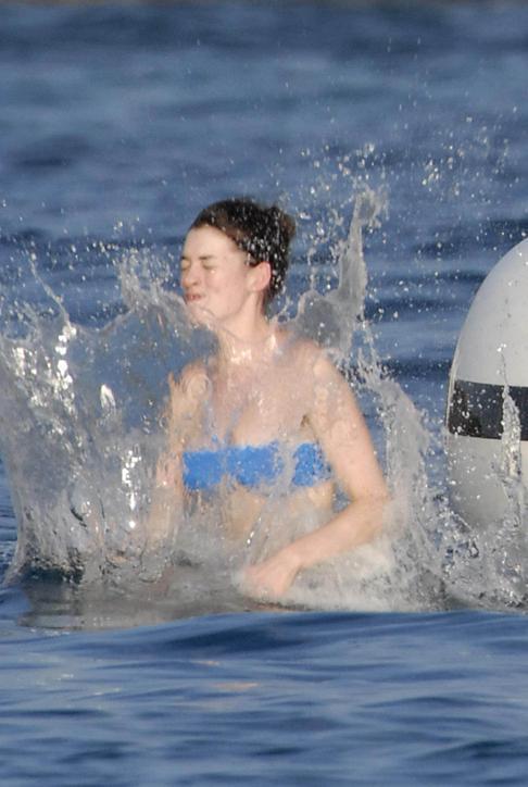 Актриса Энн Хэтэуэй устроила бойфренду «прощальную гастроль» на глазах у папарацци