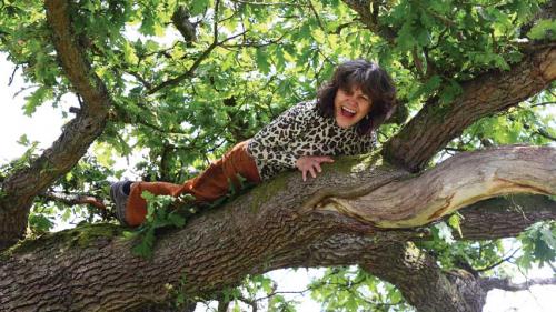 Ошеломительные истории о детях, выросших среди животных