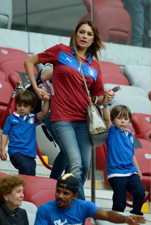 Самые знаменитые футболисты ЧМ 2014: чьи жены и подруги красивее