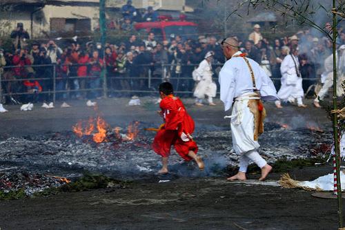 Японцы ходят по горячим углям