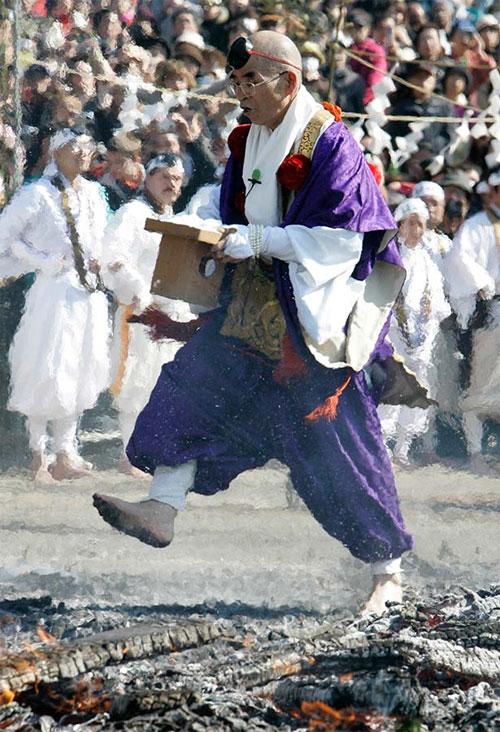 Японцы ходят по горячим углям