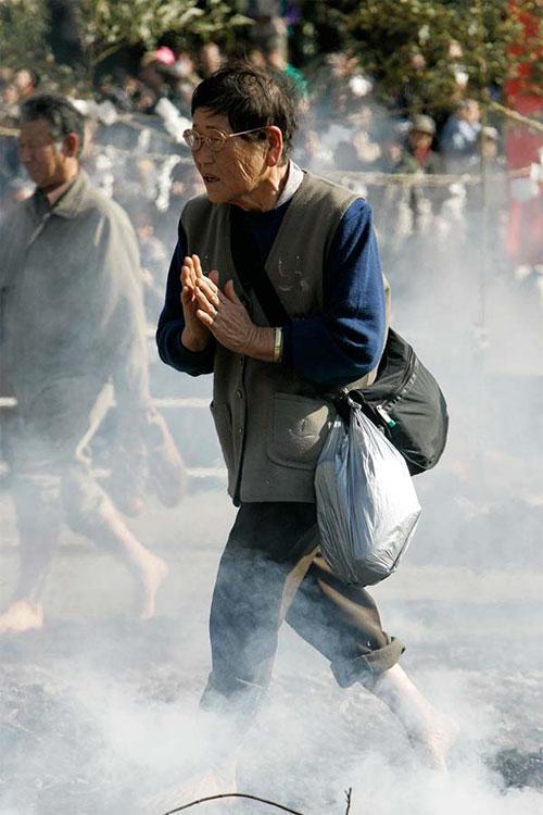 Японцы ходят по горячим углям