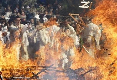 Японцы ходят по горячим углям