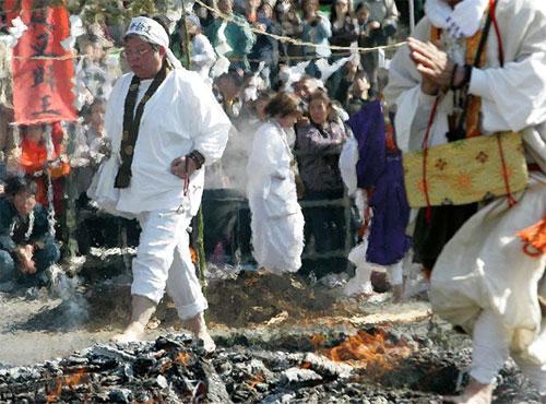 Японцы ходят по горячим углям