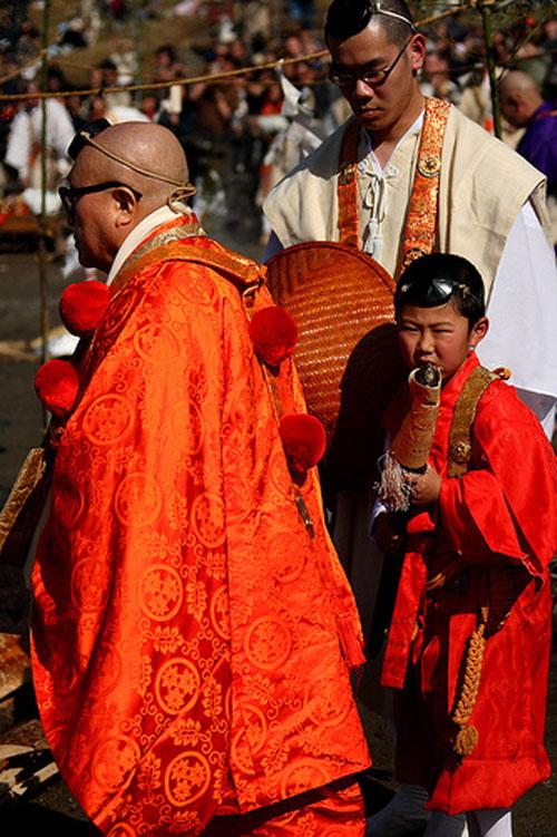 Японцы ходят по горячим углям