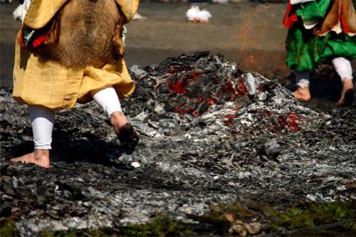 Японцы ходят по горячим углям