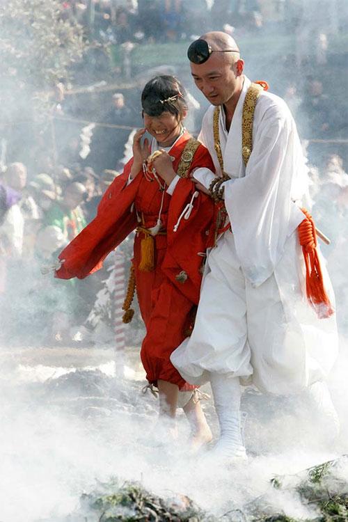 Японцы ходят по горячим углям