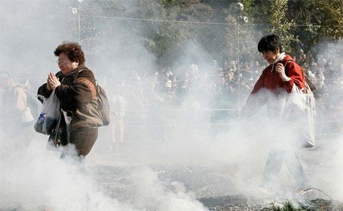 Японцы ходят по горячим углям