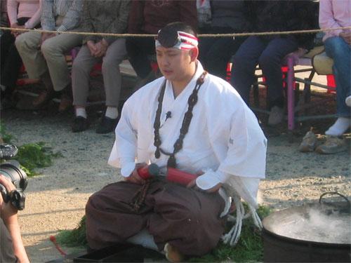 Японцы ходят по горячим углям