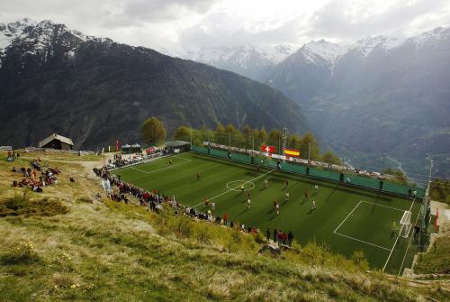 Самые необычные футбольные поля