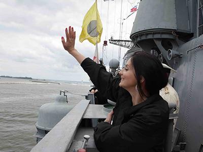 Звезды Первого канала поздравили балтийских моряков с юбилеем