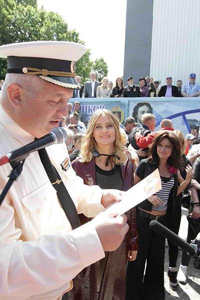 Звезды Первого канала поздравили балтийских моряков с юбилеем