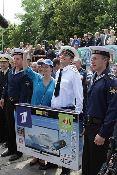 Звезды Первого канала поздравили балтийских моряков с юбилеем