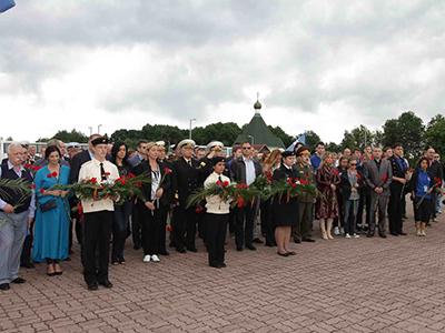Звезды Первого канала поздравили балтийских моряков с юбилеем