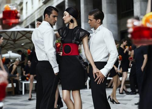 Подружка Бонда приложилась к бутылке