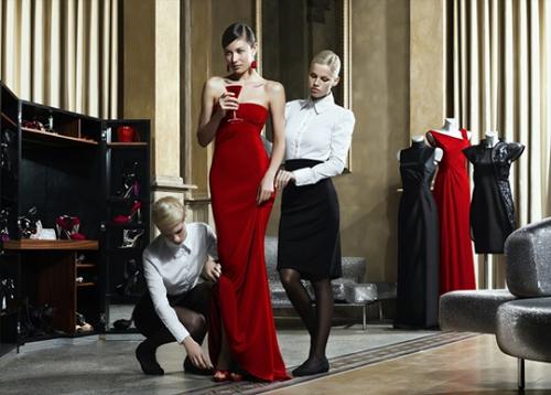 Подружка Бонда приложилась к бутылке