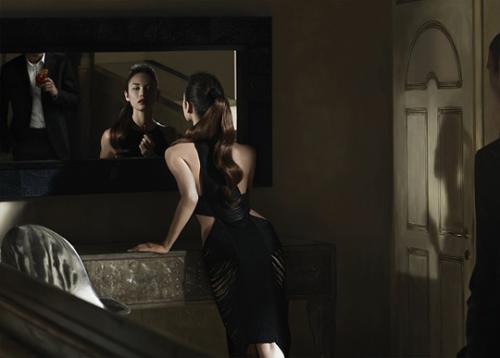 Подружка Бонда приложилась к бутылке