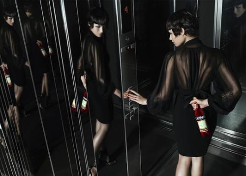 Подружка Бонда приложилась к бутылке