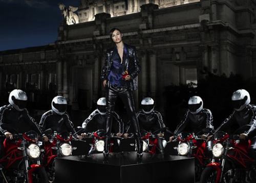 Подружка Бонда приложилась к бутылке