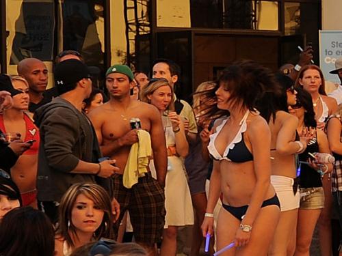 В Лас-Вегасе девушки вышли на массовое бикини-шоу