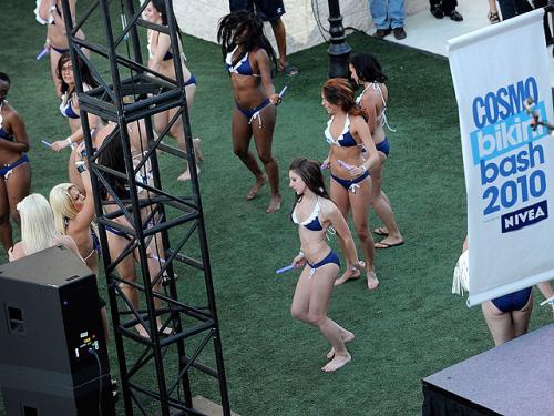 В Лас-Вегасе девушки вышли на массовое бикини-шоу