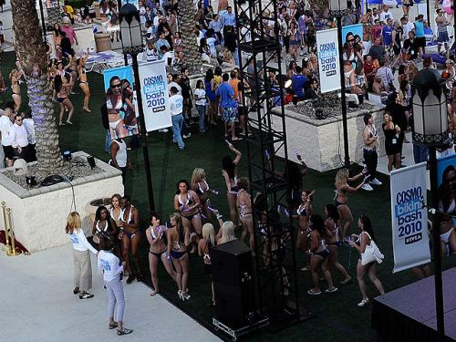 В Лас-Вегасе девушки вышли на массовое бикини-шоу