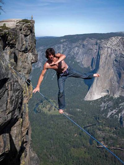 Эквилибрист Дин Поттер (Dean Potter) над пропастью Тафт-Поинт в Йосемитском национальном парке, США.