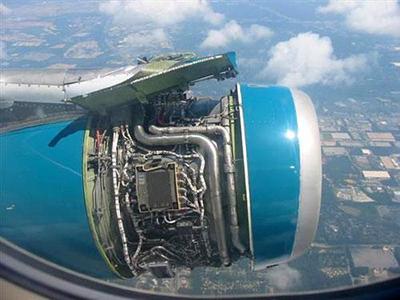 Обшивка самолетного двигателя оторвалась во время перелета из Атланты в Орландо, США, 13 июля 2004 года.