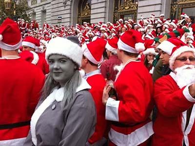 Черно-белый Санта появился на цветном снимке 2009 года благодаря хорошему гриму и правильно подобранному костюму.