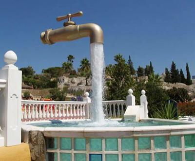 Труба и опора фонтана под названием «Волшебный Кран», который является достопримечательностью города Кадиз, Испания, спрятана в струе воды.