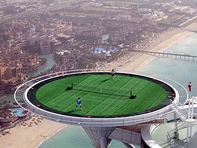 22 февраля 2005 года на вершине отеля Бурдж аль-Араб в Дубае, ОАЭ, состоялся матч между Роджером Федерером (Roger Federer) и Андре Агасси (Andre Agassi). Точная высота, на которой расположен теннисный корт, неизвестна. Высота небоскреба - 321 метр.