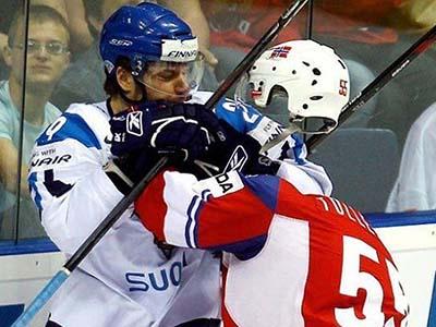 «Невидимый хоккеист». Фотограф умудрился запечатлеть, как в пылу борьбы с норвежского игрока слетела каска.