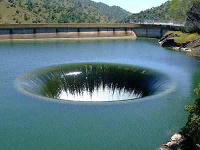 Дыра диаметром 20 метров, в которую сливается вода озера Берресса, Калифорния, США.