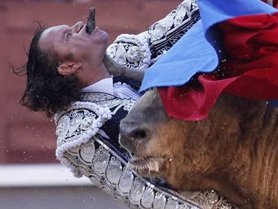 Испанский матадор Хулио Апарисио (Julio Aparicio) чудом избежал смерти после того, как бык проколол ему насквозь горло во время корриды на арене Лас-Вентас, в Мадриде, 25 мая 2010 года.