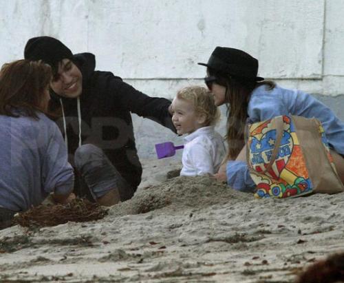 Звёзды отдыхают семьями