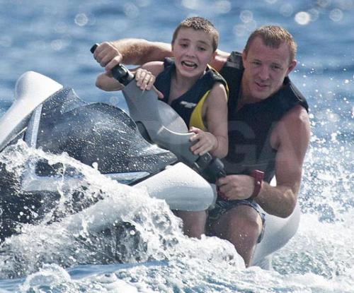 Звёзды отдыхают семьями