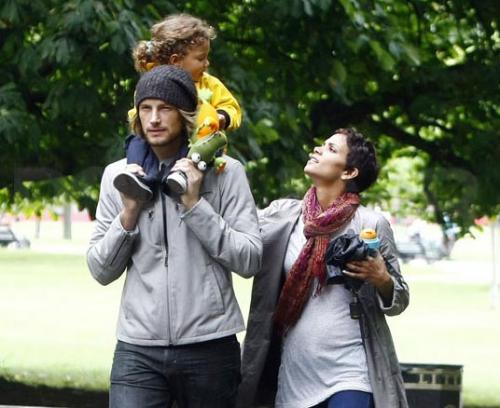 Звёзды отдыхают семьями