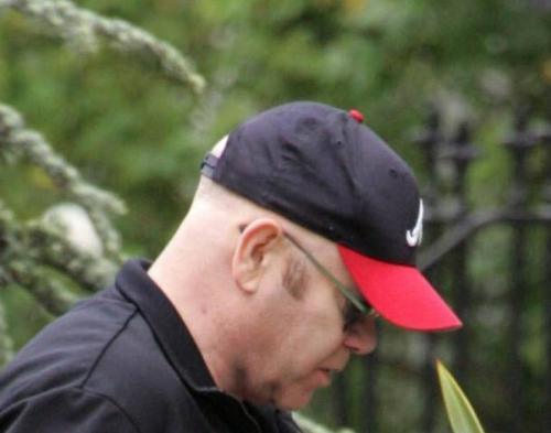 Облысевшие знаменитости, пойманные папарацци без париков