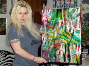 Американка рисует картины своей грудью