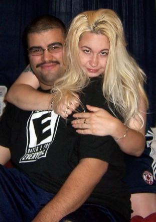 Американка рисует картины своей грудью