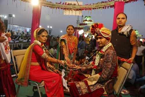 Индийский алмазный магнат устроил 250 свадеб одновременно