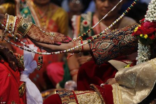 Индийский алмазный магнат устроил 250 свадеб одновременно